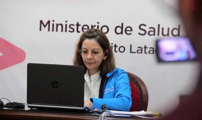 En un conversatorio virtual, la ministra de Salud, Ximena Garzón, aseguró que tras el feriado de Carnaval no se ha registrado un repunte de casos de covid-19. Foto: Twitter Ministerio de Salud