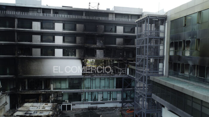 El edificio de la Contraloría fue incendiado en una de las jornadas de las violentas protestas. Foto: Archivo/ EL COMERCIO