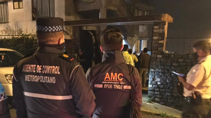 Agentes de la Policía y AMC suspendieron los eventos sociales que se realizaban en viviendas sin permisos en Quito. Foto: Twitter AMC