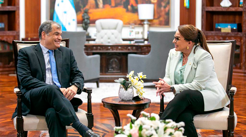 Rafael Correa y la presidenta de Honduras, Xiomara Castro. Foto: Twitter @MashiRafael
