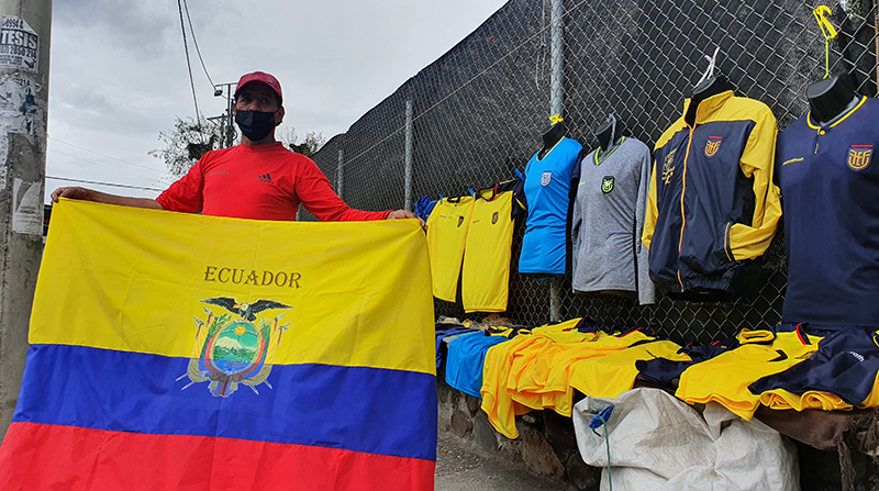 Alrededor del estadio Alejandro Serrano Aguilar de Cuenca se ubican los puestos de camisetas de las Tricolor. Foto: Lineida Castillo / EL COMERCIO