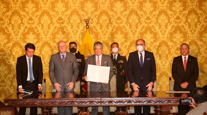 El presidente Lasso oficializó a los dos nuevos ministros de Gobierno y del Interior. Foto: Julio Estrella / EL COMERCIO