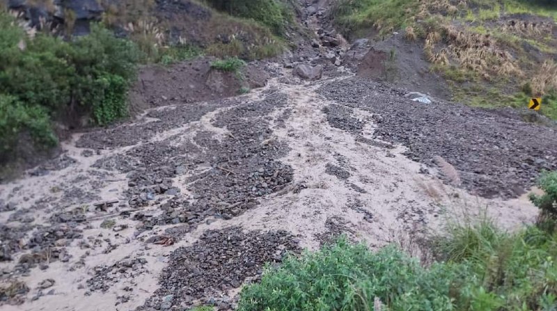 La vía Loja - Cuenca se encuentra cerrada a la circulación vehicular debido a un deslizamiento de tierra y lodo. Foto: Cortesía