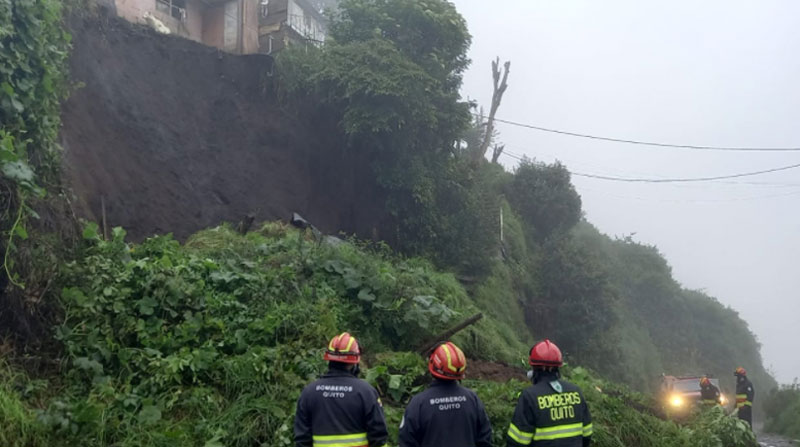 Luego del derrumbe, había casas que quedaron a pocos metros de distancia del talud de donde cayó el material. Foto: Twitter Bomberos Quito