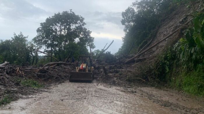 La vía Mitad del Mundo - Río Blanco (Calacalí) permanecerá cerrada al tránsito vehicular toda la noche de este miércoles 30 de marzo por importantes deslizamientos a causa del invierno. Foto: Prefectura de Pichincha