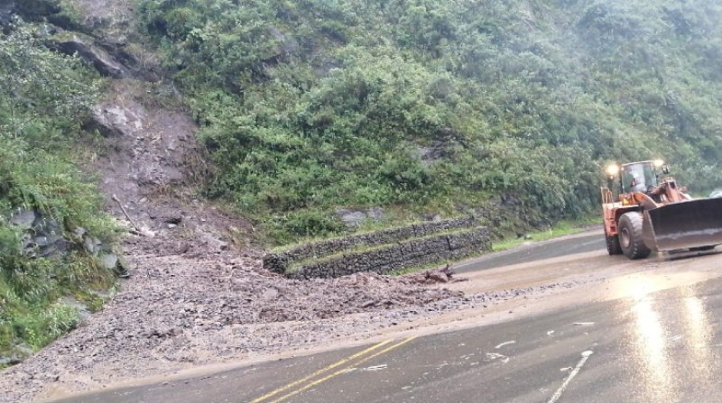 Este 2 de marzo de 2022 se reportó un deslizamiento en el km 28 de la vía Alóag - Unión del Toachi. Actualmente, el tramo está parcialmente habilitado. Foto: Prefectura de Pichincha