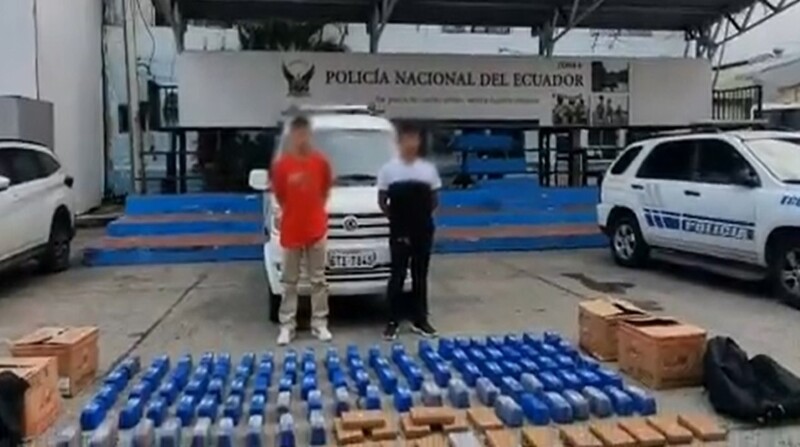 La captura de los dos hombres y el decomiso de la droga se produjo en el norte de Guayaquil. Foto: Policía Nacional
