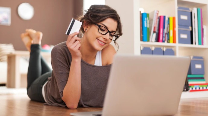 La tarjeta de crédito es una herramienta para el emprendimiento femenino. Foto referencial: Freepik