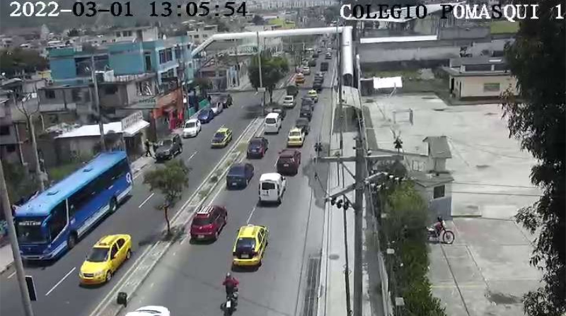 A través de las cámaras de video vigilancia del ECU 911 en Quito se muestra una carga vehicular alta en la avenida Manuel Córdova Galarza, según el ECU 911, este 1 de marzo de 2022. Foto: Twitter / ECU 911 Quito