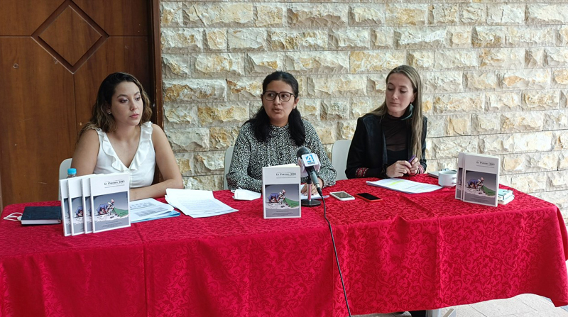 De izquierda a derecha: Doménica Enríquez, Andrea Lema y María Fernanda Solíz, miembros de la Alianza Basura Cero Ecuador. Foto: Diego Ortíz / EL COMERCIO
