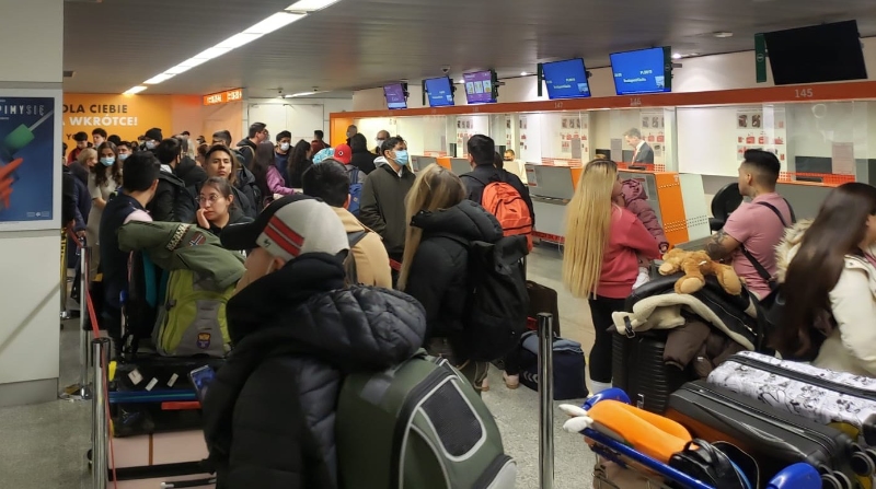 Ecuatorianos embarcan el tercer y último vuelo humanitario para retornar al país en Madrid este 13 de marzo de 2022. Foto: Twitter Cancillería de Ecuador