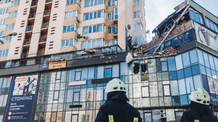 Bomberos intentan apagar un fuego de un edificio civil bombardeado en Kiev. Foto: Diego Herrera / Europa Press