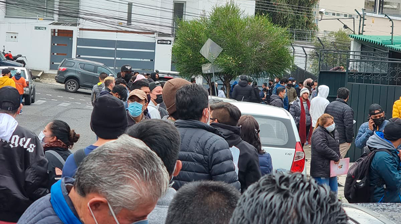 En Quito se registra una extensa fila de usuarios en busca de un boleto. Foto: Cortesía