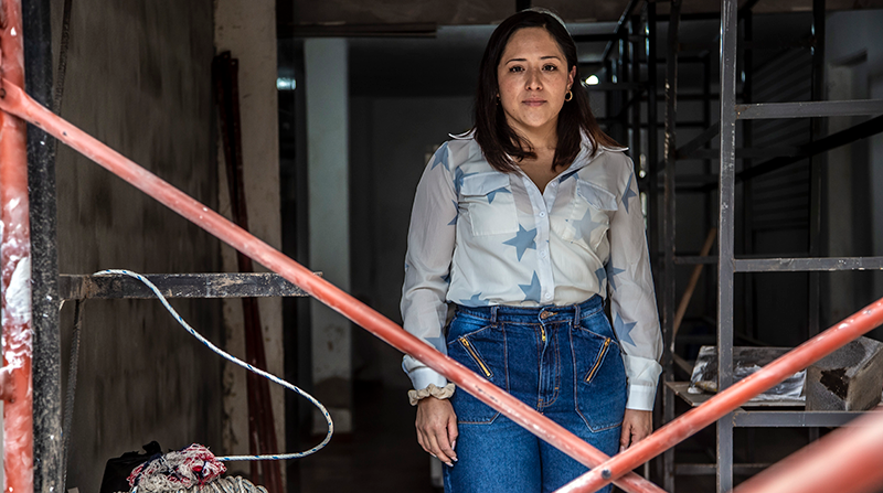 Erika Conchambay tiene 35 años. Nació en Quito y vive en el sector de La Comuna desde 1997. Junto a su sobrina se puso una ferretería llamada Consa. Foto: Diego Pallero / EL COMERCIO