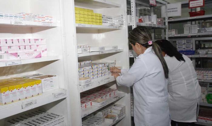 Imagen referencial. Con la receta electrónica, el paciente podrá acudir a cualquier farmacia privada para retirar las medicinas. Foto: archivo / EL COMERCIO