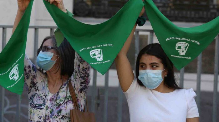 Mujeres con carteles mientras se manifiestan a favor del aborto libre en Santiago. Foto: EFE