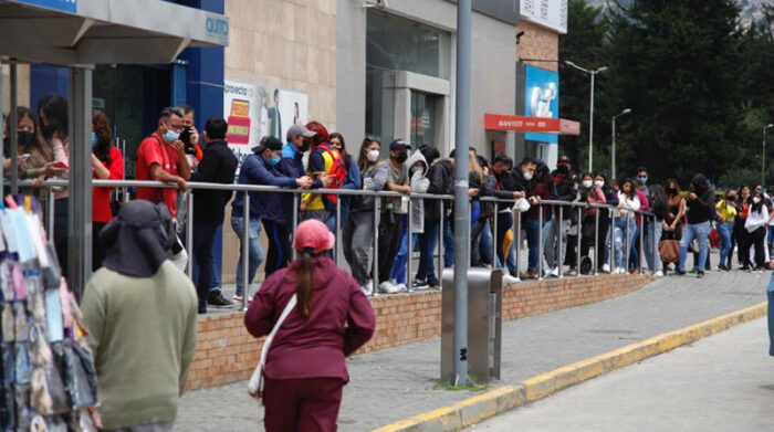 Los fanáticos se acercaron a los centros comerciales por problemas en la plataforma para obtener los boletos. Foto: Patricio Terán/ EL COMERCIO