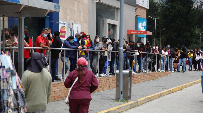 Los fanáticos se acercaron a los centros comerciales por problemas en la plataforma para obtener los boletos. Foto: Patricio Terán/ EL COMERCIO
