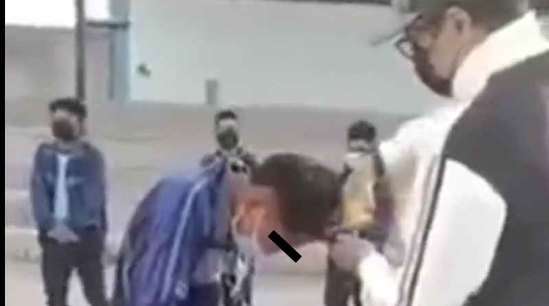 Profesor es separado temporalmente de plantel en Latacunga por cortar cabello a estudiantes. Foto: Captura de pantalla