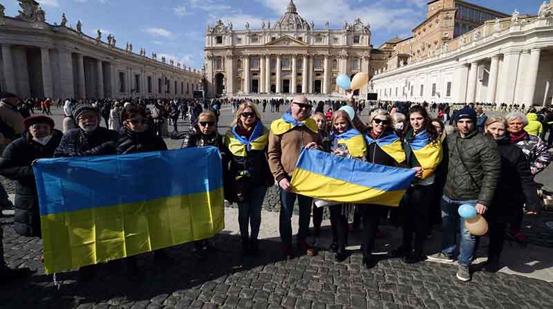 Un grupo de personas con banderas de Ucrania en El Vaticano. Foto: Europa Press.