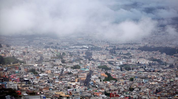 Imagen referencial del clima en Quito que permanecerá nublado y con lluvia este jueves 3 de marzo de 2022. Foto: Archivo / EL COMERCIO