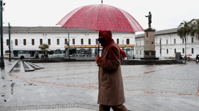 Abrigos, chompas, paraguas, guantes y gorros serán las prendas que servirán para abrigarse de las bajas temperaturas en Ecuador. Foto: Archivo / El Comercio