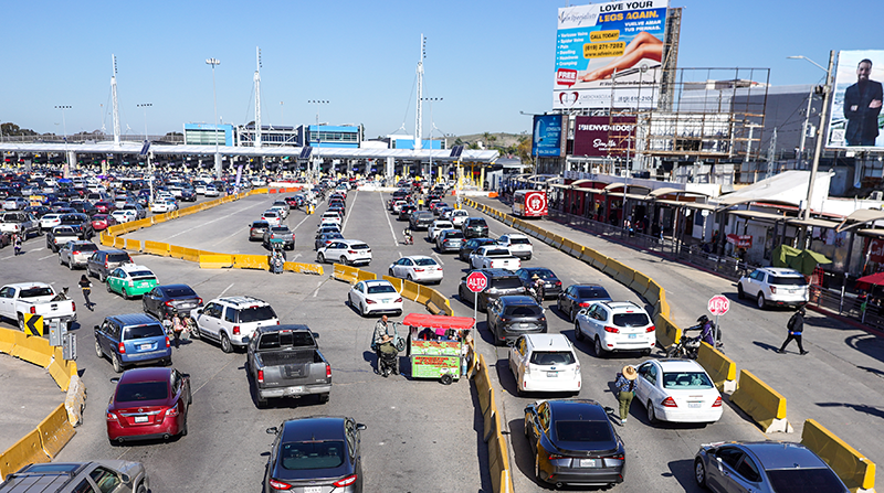 Decenas de automóviles esperan largas colas debido a la minuciosa revisión en la frontera, el 7 de marzo de 2022, en la entrada de San Ysidro en San Diego, California (EE.UU.). Foto: EFE