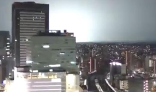Luces azules en el cielo en el terremoto de Fukushima, en Japón. Foto: NHK
