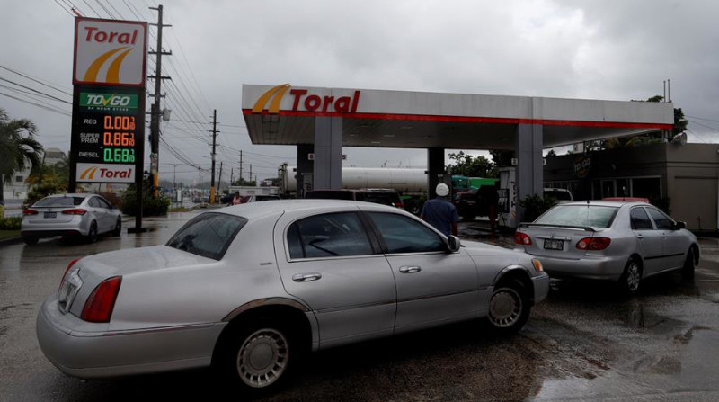 Puerto Rico registra este viernes 11 de marzo de 2022 una nueva reducción en el precio de la gasolina y diesel de entre tres y cuatro centavos por litro. Foto: EFE