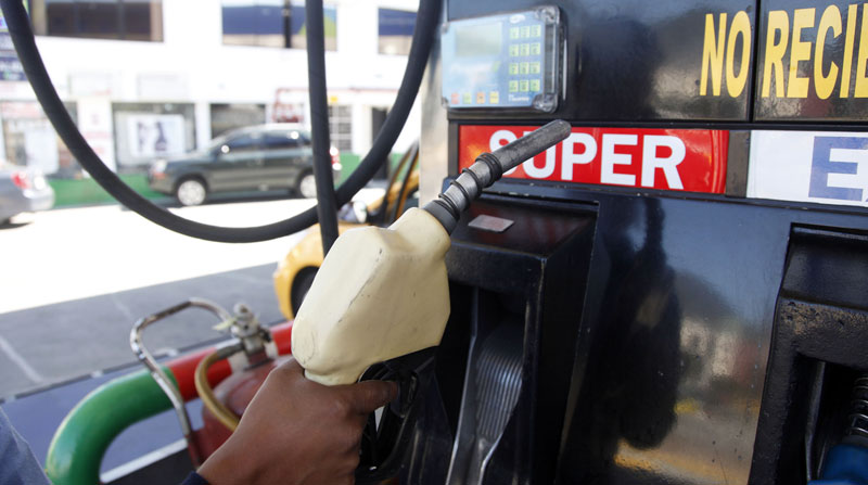 Expertos estiman que con el repunte del precio del barril de petróleo, el valor del galón de la gasolina Súper superará los USD 4 en Ecuador. Foto: Archivo/ EL COMERCIO