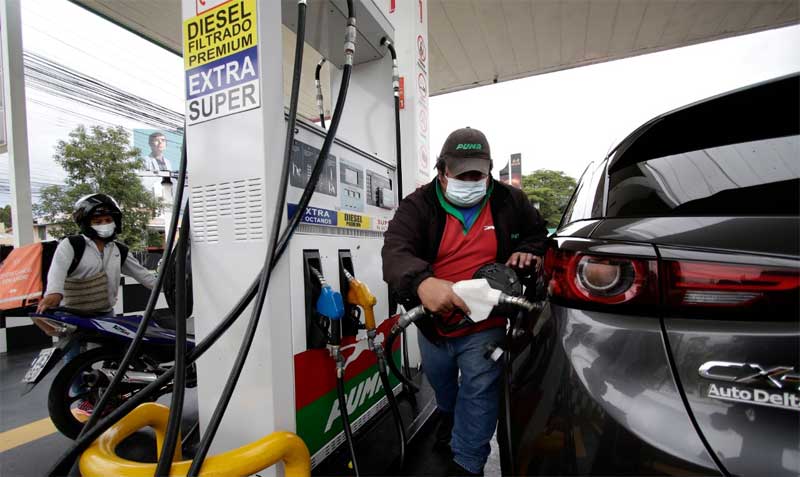 El incremento de la gasolina súper, a USD 3,98, representa un 8% más con relación al precio anterior. Foto: Carlos Noriega / EL COMERCIO
