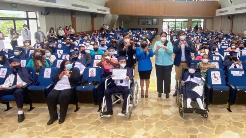 2 514 estudiantes con necesidades educativas especiales específicas asociadas a la discapacidad recibieron su título de bachiller. Foto: Cortesía Ministerio de Educación