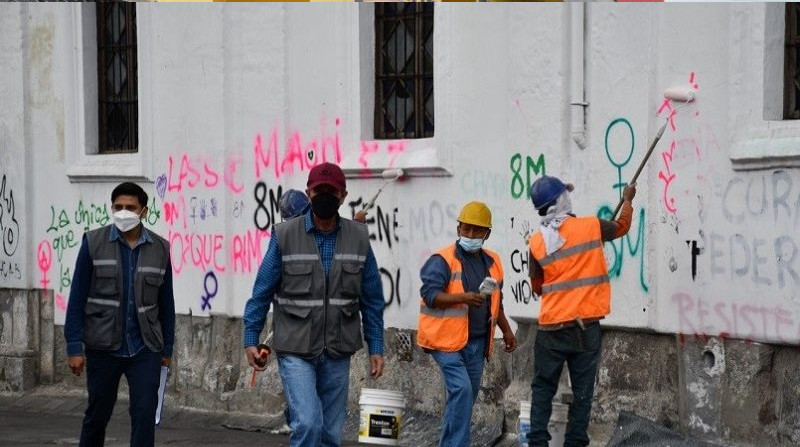 Durante la marcha por el Día Internacional de la Mujer realizada la tarde y noche del martes 8 de marzo de 2022 se registraron actos de vandalismo. Foto: Municipio de Quito