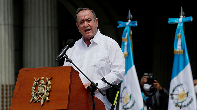 El presidente de Guatemala, Alejandro Giammattei, fue registrado este miércoles al dar un mensaje luego que se declarara a Guatemala como la capital iberoamericana Pro Vida. Foto: EFE