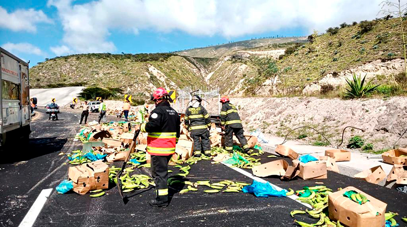El siniestro dejó las cajas de banano desperdigadas en la vía. Foto: Bomberos Quito