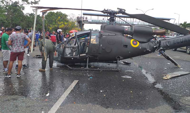 El helicóptero cayó en una transitada vía de Portoviejo. Foto: cortesía