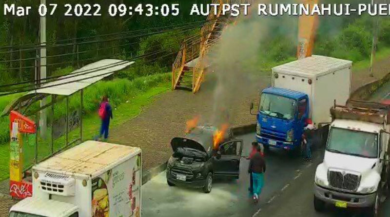 Al notar que las llamas salían por las ventanas delanteras, los vehículos se alejaron de uno de los carriles de la autopista al valle de Los Chillos. Foto: Cortesía ECU 911