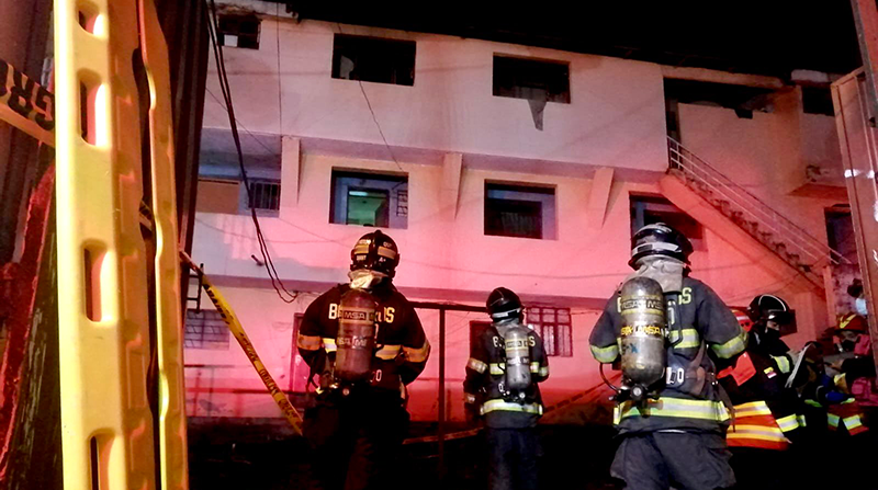 Los bomberos lograron controlar el incendio. Foto: Cuerpo de Bomberos Quito