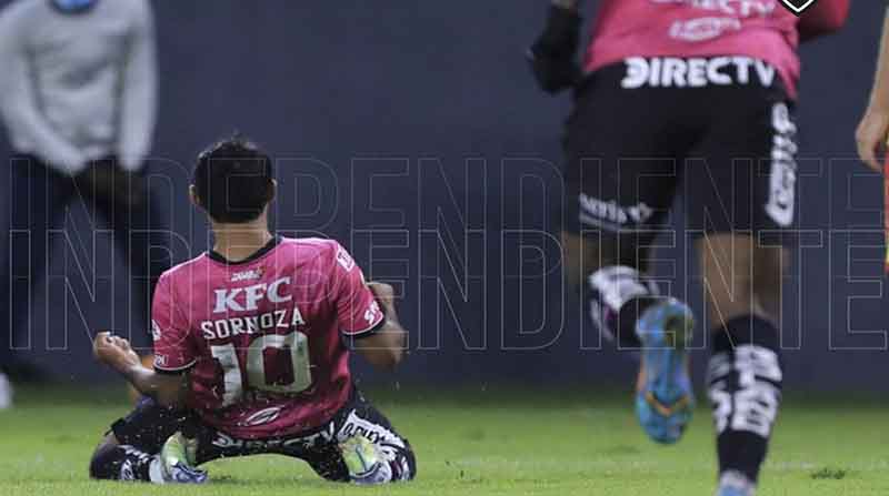 Junior Sornoza (número 10) celebra el gol que le marcó al Aucas en el estadio Banco Guayaquil. Foto: Twitter IDV.