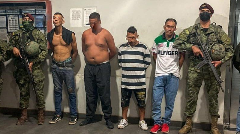 Uniformados detuvieron a cuatro presuntos integrantes de Los Choneros. Foto: Cortesía FF.AA.