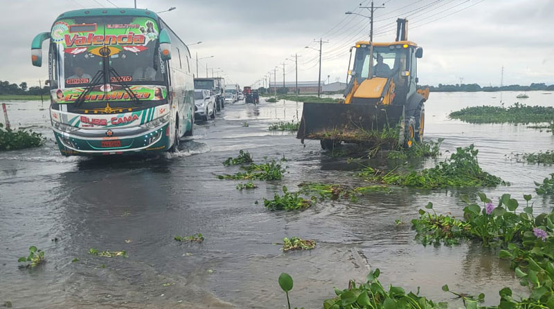 El MTOP dijo que se mantiene la restricción para vehículos livianos en la vía Jujan-Babahoyo, debido al nivel de agua por las inundaciones en esa carretera. Foto: Twitter MTOP