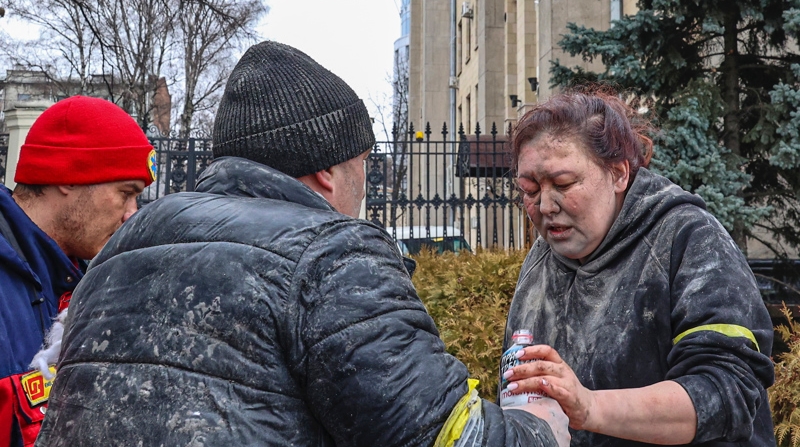 Una mujer es atendida de las heridas sufridas en un bombardeo ruso sobre la ciudad ucraniana de Járkov este 1 de marzo de 2022. Foto: EFE