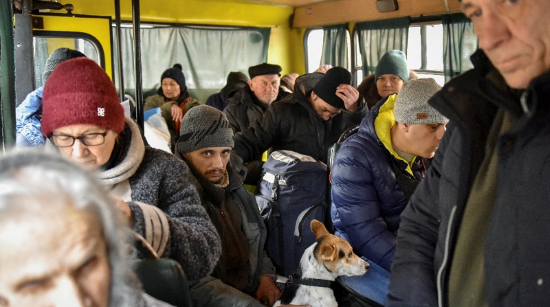 Un grupo de personas fueron evacuadas de las ciudades de Irpin, Vorzel, Gostomel y otros lugares atacados cerca de la capital ucraniana, al oeste en Kiev (Kiev), Ucrania, este 12 de marzo de 2022. Foto: EFE / Oleg Petrasyuk
