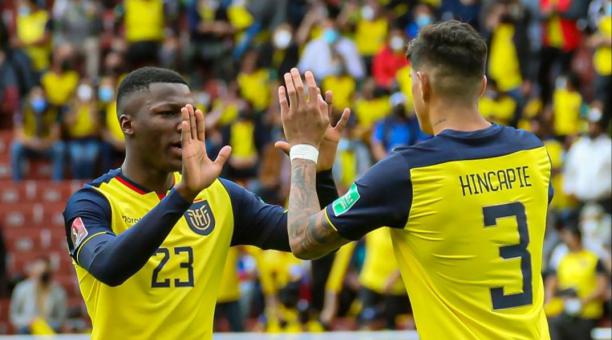 Moisés Caicedo (izquierda) y Piero Hincapié con la camiseta de la selección ecuatoriana de fútbol. Foto: Instagram La Tri.