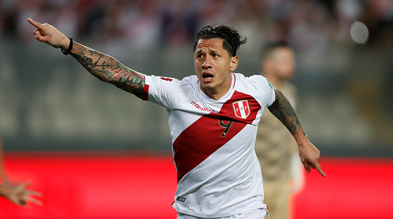 Gianluca Lapadula de Perú celebra luego de anotar la ventaja 1-0 durante un partido de las eliminatorias sudamericanas para el Mundial de Catar 2022 entre Perú y Paraguay. Foto: EFE
