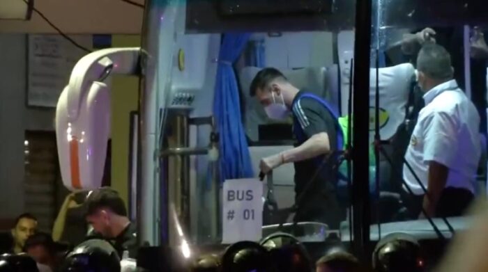 El jugador argentino Lionel Messi al bajarse del autobús para ingresar al hotel donde se hospedará la selección Argentina en Guayaquil. Foto: Captura
