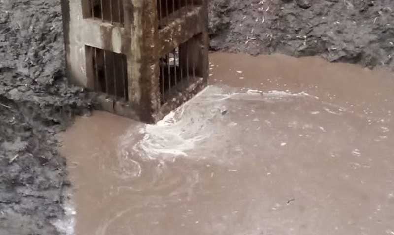 El Municipio señaló que el aguacero ocasionó la acumulación de agua y arrastre de material en el reservorio de laminación de San Isidro y en la estructura de captación de la quebrada Caicedo. Foto: Epmaps