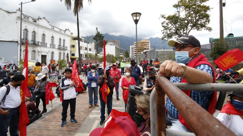 Integrantes de la Unión Nacional de Educadores protestan en el exterior de la Asamblea Nacional. Foto: Carlos Noriega / El Comercio