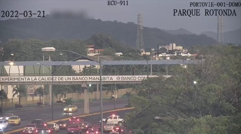 Un ciudadano sentado al borde de un puente en Portoviejo fue detectado por las cámaras de videovigilancia del ECU 911. Foto: ECU 911 Portoviejo