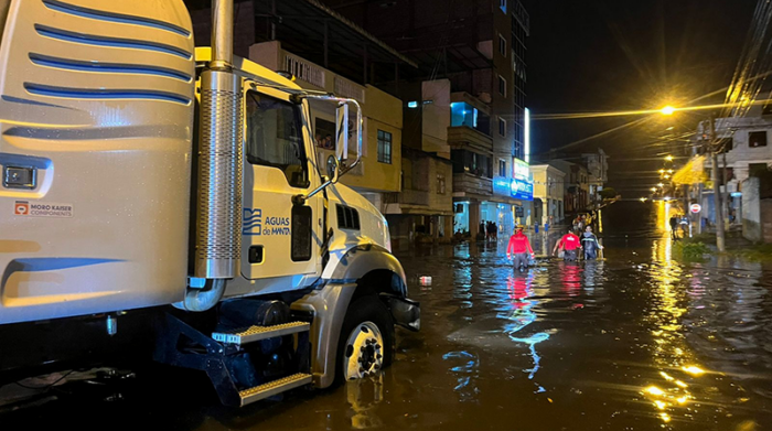 El fuerte aguacero dejó calles anegadas e inundó viviendas en el centro de Manta y en al menos 30 puntos de esa ciudad de la provincia de Manabí. Foto: Cortesía Alcaldía de Manta
